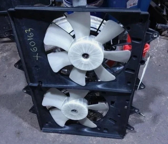 Radiator cooling fan assembly
